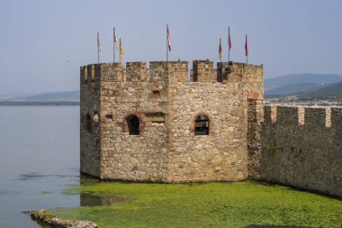 Ortaçağ mimarisi. Koruma kalesi. Nehir kıyısındaki kale. Bir ortaçağ taş kalesinin mimari unsurları.