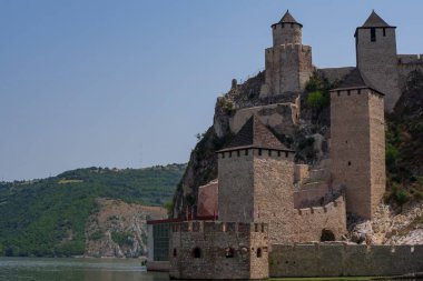 Sırbistan 'ın Tuna Nehri' ndeki Golubac Kalesi Romanya sınırında. Güzel manzara. Sırbistan 21 Temmuz 2021