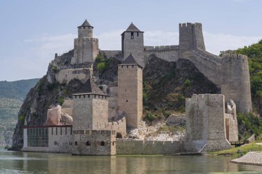 Sırbistan 'ın Tuna Nehri' ndeki Golubac Kalesi Romanya sınırında. Güzel manzara. Sırbistan 21 Temmuz 2021