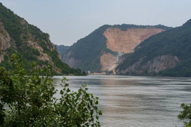 Nehir ve dağlarla dolu güzel bir manzara. Sırbistan ve Romanya sınırındaki Tuna Nehri manzarası. 
