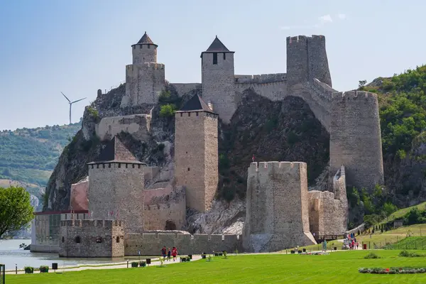 Sırbistan 'ın Tuna Nehri' ndeki Golubac Kalesi Romanya sınırında. Güzel manzara. Sırbistan 21 Temmuz 2021