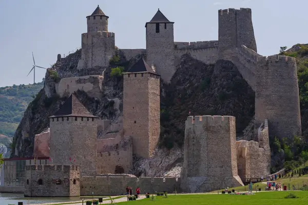 Sırbistan 'ın Tuna Nehri' ndeki Golubac Kalesi Romanya sınırında. Güzel manzara. Sırbistan 21 Temmuz 2021