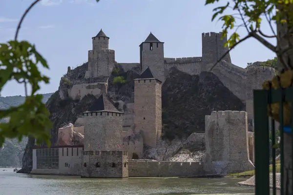 Sırbistan 'ın Tuna Nehri' ndeki Golubac Kalesi Romanya sınırında. Güzel manzara. Sırbistan 21 Temmuz 2021