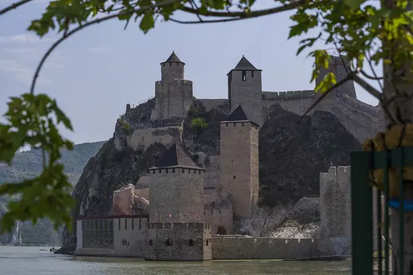 Sırbistan 'ın Tuna Nehri' ndeki Golubac Kalesi Romanya sınırında. Güzel manzara. Sırbistan 21 Temmuz 2021