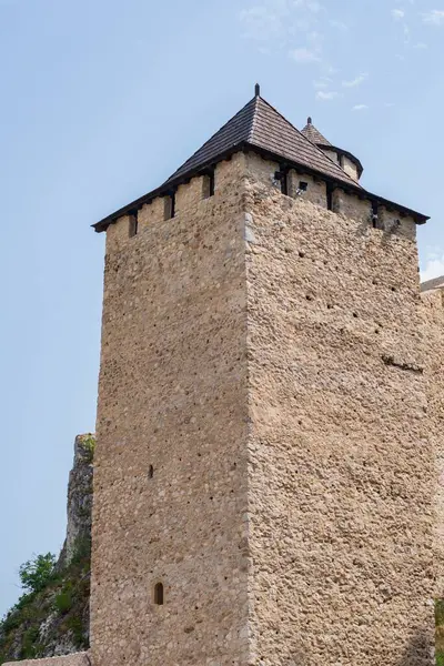 Ortaçağ mimarisi. Koruma kalesi. Nehir kıyısındaki kale. Bir ortaçağ taş kalesinin mimari unsurları.