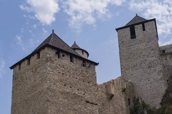 Ortaçağ mimarisi. Koruma kalesi. Nehir kıyısındaki kale. Bir ortaçağ taş kalesinin mimari unsurları.