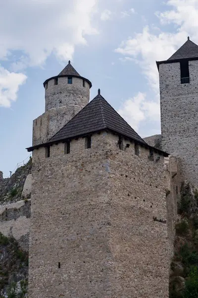 Ortaçağ mimarisi. Koruma kalesi. Nehir kıyısındaki kale. Bir ortaçağ taş kalesinin mimari unsurları.