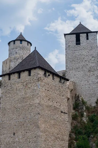 Ortaçağ mimarisi. Koruma kalesi. Nehir kıyısındaki kale. Bir ortaçağ taş kalesinin mimari unsurları.