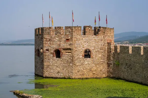 Ortaçağ mimarisi. Koruma kalesi. Nehir kıyısındaki kale. Bir ortaçağ taş kalesinin mimari unsurları.