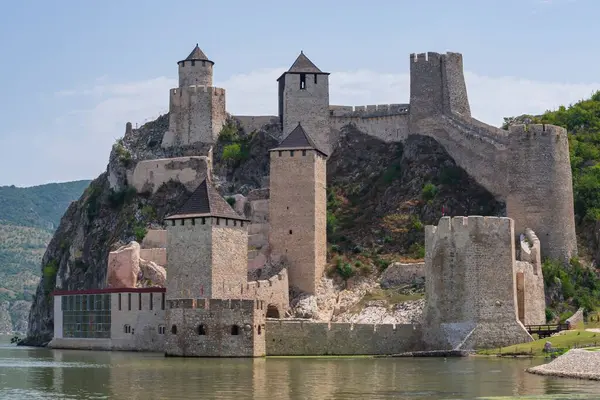 Sırbistan 'ın Tuna Nehri' ndeki Golubac Kalesi Romanya sınırında. Güzel manzara. Sırbistan 21 Temmuz 2021
