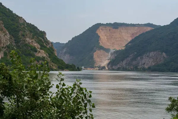 Nehir ve dağlarla dolu güzel bir manzara. Sırbistan ve Romanya sınırındaki Tuna Nehri manzarası. 
