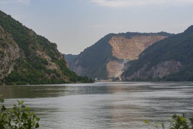 Nehir ve dağlarla dolu güzel bir manzara. Sırbistan ve Romanya sınırındaki Tuna Nehri manzarası. 