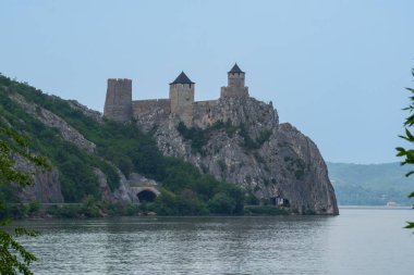 Sırbistan 'ın Tuna Nehri' ndeki Golubac Kalesi Romanya sınırında. Güzel manzara. Sırbistan 21 Temmuz 2021