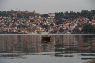 Ohri Gölü ve Ohri şehri manzarası. Güzel manzara. Ohri, Makedonya, 11 Ağustos 2021.