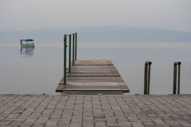 Boş Ahşap İskele Durgun Gölün Üzerinde Yumuşak Işık Altında
