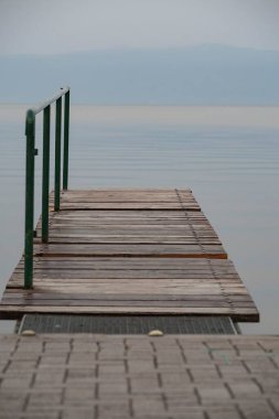 Boş Ahşap İskele Durgun Gölün Üzerinde Yumuşak Işık Altında