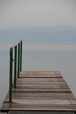 Boş Ahşap İskele Durgun Gölün Üzerinde Yumuşak Işık Altında