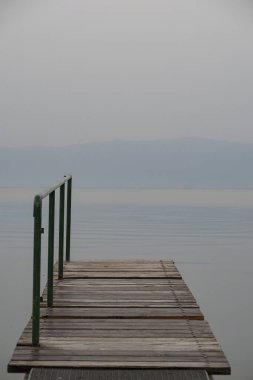 Boş Ahşap İskele Durgun Gölün Üzerinde Yumuşak Işık Altında