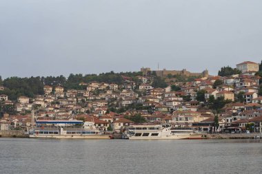 Ohri Gölü ve Ohri şehri manzarası. Güzel manzara. Ohri, Makedonya, 11 Ağustos 2021.