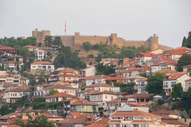 Dağda ortaçağ kalesi olan eski Ohri kasabası manzarası. Şehir manzarası.