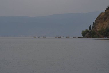 Makedonya 'daki Ohri Gölü' nün güneş doğuşundaki güzel manzarası. Dağ manzarası.