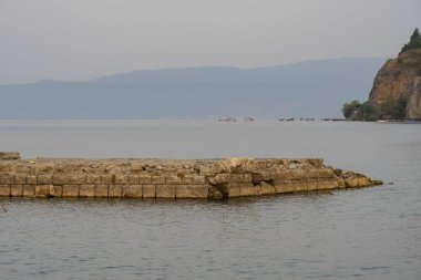 Makedonya 'daki Ohri Gölü' nün güneş doğuşundaki güzel manzarası. Dağ manzarası.