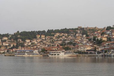 Ohri Gölü ve Ohri şehri manzarası. Güzel manzara. Ohri, Makedonya, 11 Ağustos 2021.