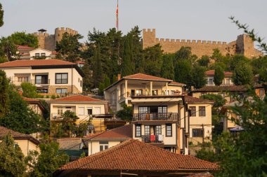 Dağda ortaçağ kalesi olan eski Ohri kasabası manzarası. Şehir manzarası.