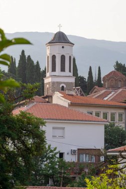 Ortodoks Kilise Kulesi Kızıl Döşemeli Çatı ve Cypress Ağaçları Arasında