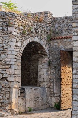 Ortaçağ Ohri kasabasında antik taş kemer