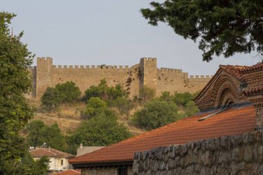 Dağda ortaçağ kalesi olan eski Ohri kasabası manzarası. Şehir manzarası.