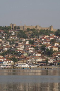 Ohri Gölü ve Ohri şehri manzarası. Güzel manzara. Ohri, Makedonya, 11 Ağustos 2021.