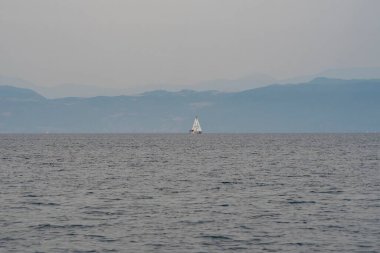 Makedonya 'da bir dağ gölünde yat gezisi