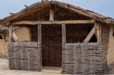 Ohri Gölü 'nün kıyısındaki bir müzedeki eski bir balıkçı köyünün evleri. Kemikler Körfezi.