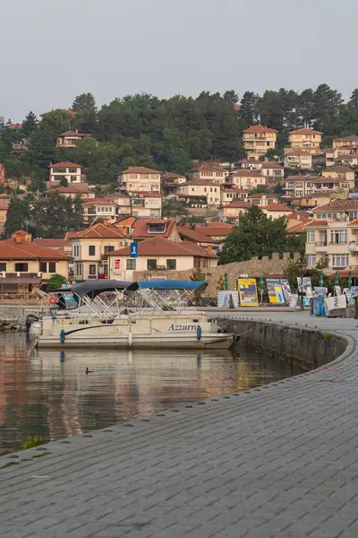 Ohri Gölü ve Ohri şehri manzarası. Güzel manzara. Ohri, Makedonya, 11 Ağustos 2021.