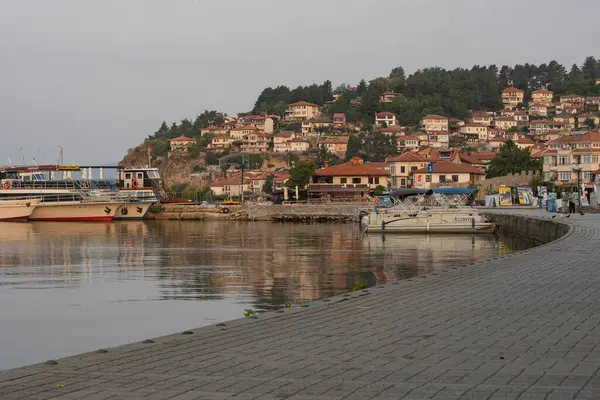 Ohri Gölü ve Ohri şehri manzarası. Güzel manzara. Ohri, Makedonya, 11 Ağustos 2021.