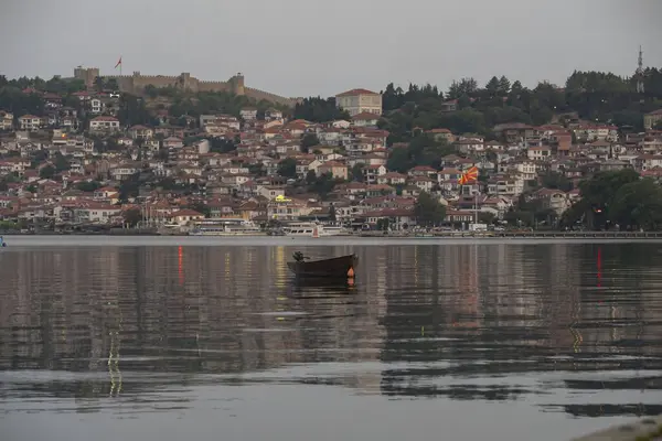 Ohri Gölü ve Ohri şehri manzarası. Güzel manzara. Ohri, Makedonya, 11 Ağustos 2021.