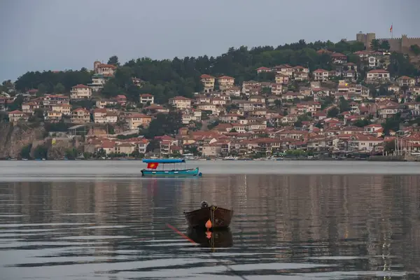 Ohri Gölü ve Ohri şehri manzarası. Güzel manzara. Ohri, Makedonya, 11 Ağustos 2021.