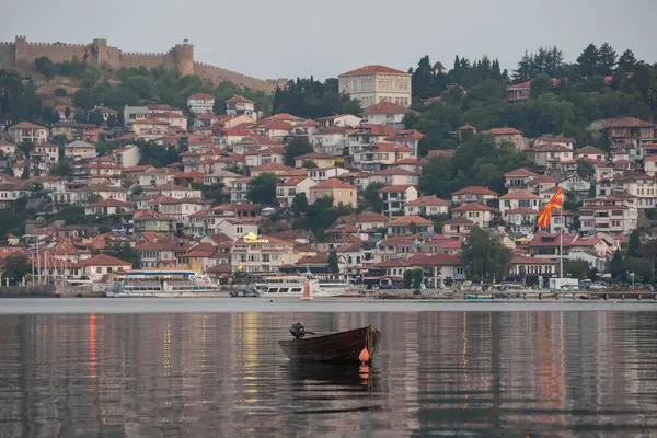 Ohri Gölü ve Ohri şehri manzarası. Güzel manzara. Ohri, Makedonya, 11 Ağustos 2021.