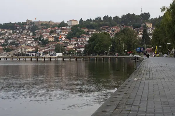 Ohri Gölü ve Ohri şehri manzarası. Güzel manzara. Ohri, Makedonya, 11 Ağustos 2021.