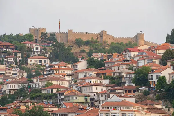 Dağda ortaçağ kalesi olan eski Ohri kasabası manzarası. Şehir manzarası.