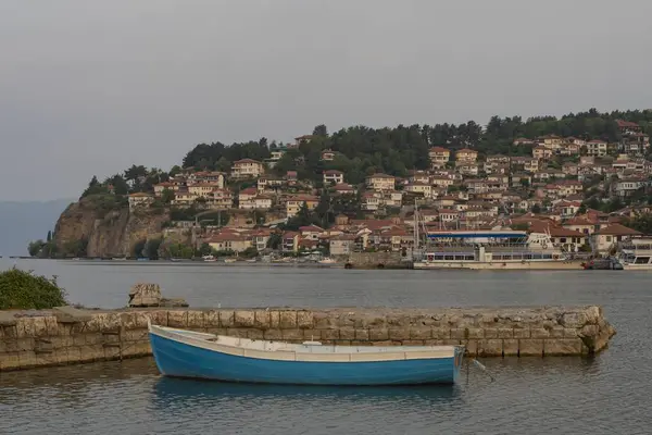 Ohri Gölü ve Ohri şehri manzarası. Güzel manzara. Ohri, Makedonya, 11 Ağustos 2021.