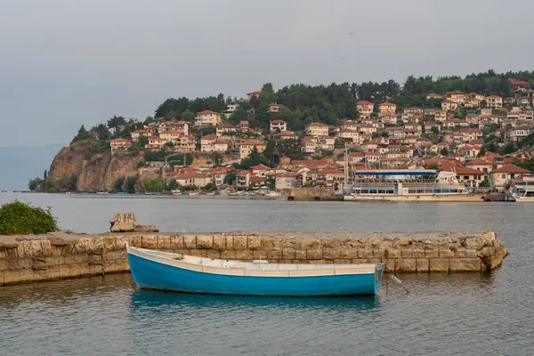 Ohri Gölü ve Ohri şehri manzarası. Güzel manzara. Ohri, Makedonya, 11 Ağustos 2021.