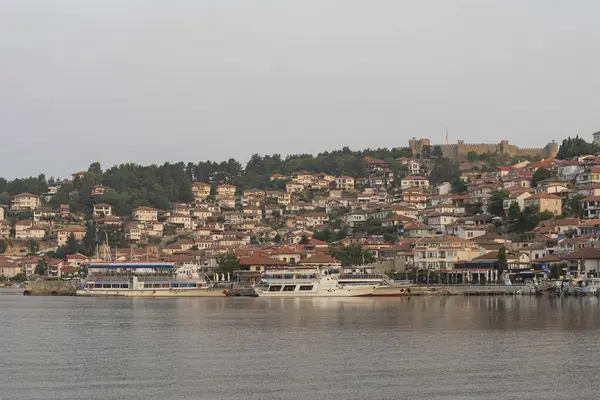 Ohri Gölü ve Ohri şehri manzarası. Güzel manzara. Ohri, Makedonya, 11 Ağustos 2021.