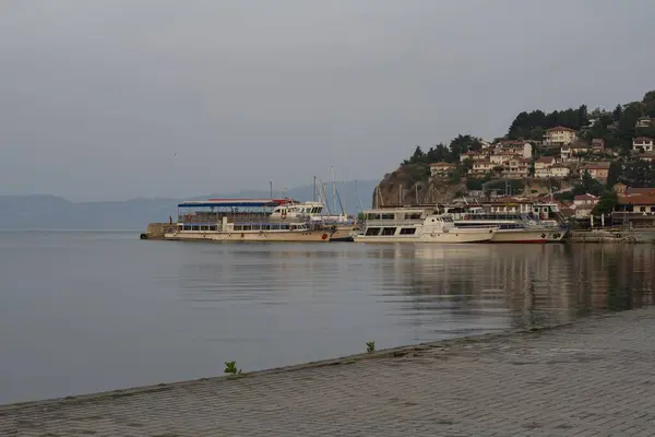 Ohri Gölü ve Ohri şehri manzarası. Güzel manzara. Ohri, Makedonya, 11 Ağustos 2021.