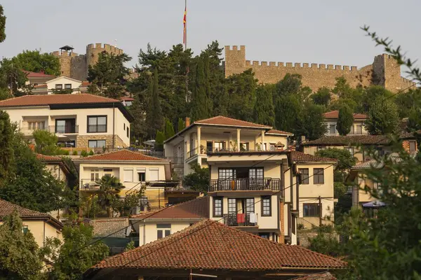 Dağda ortaçağ kalesi olan eski Ohri kasabası manzarası. Şehir manzarası.