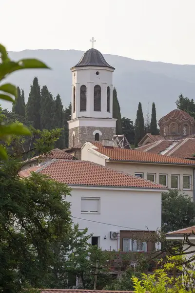 Ortodoks Kilise Kulesi Kızıl Döşemeli Çatı ve Cypress Ağaçları Arasında