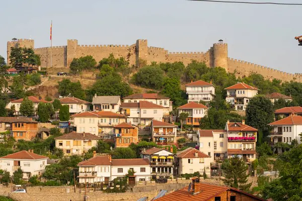 Dağda ortaçağ kalesi olan eski Ohri kasabası manzarası. Şehir manzarası.