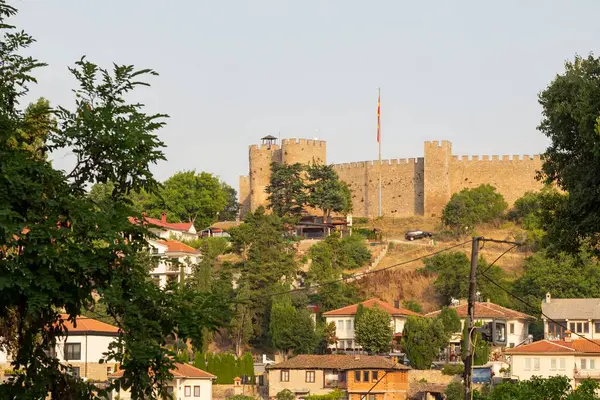 Dağda ortaçağ kalesi olan eski Ohri kasabası manzarası. Şehir manzarası.