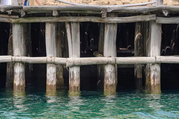 Ohri Gölü 'nün kemiklerindeki körfezdeki bir balıkçı köyünün evlerinin altındaki ahşap platform.